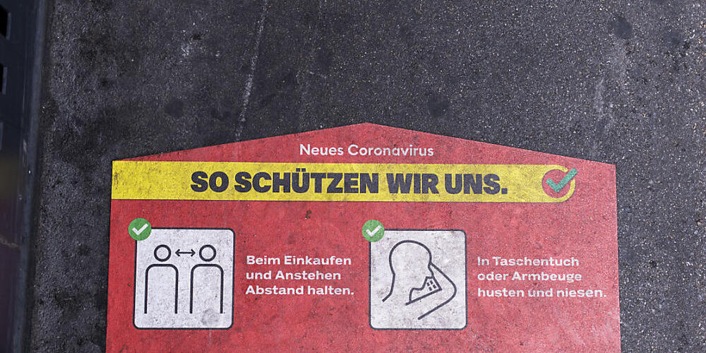 Schutz vor dem Coronavirus ist weiterhin nötig: Dem Bundesamt für Gesundheit sind am Freitag 800 neue Ansteckungen mit dem Coronavirus gemeldet worden. (Symbolbild)