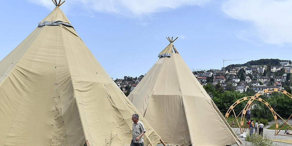 Eine Woche lang wollen die Klima-Aktivisten auf der Zürcher Hardturm-Brache bleiben. Im Bild der Aufbau des Camps.