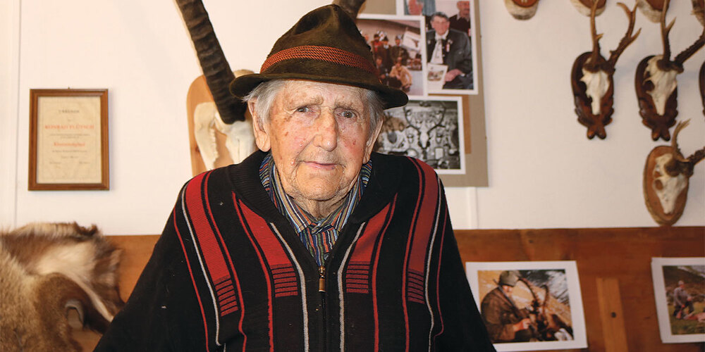 Konrad Flütsch-Gansner wird mit der ihm gewidmeten Ausstellung im St. Antönier Ortsmuseum für sein  Wirken für die Talschaft von der örtliche Kulturgruppe geehrt. 