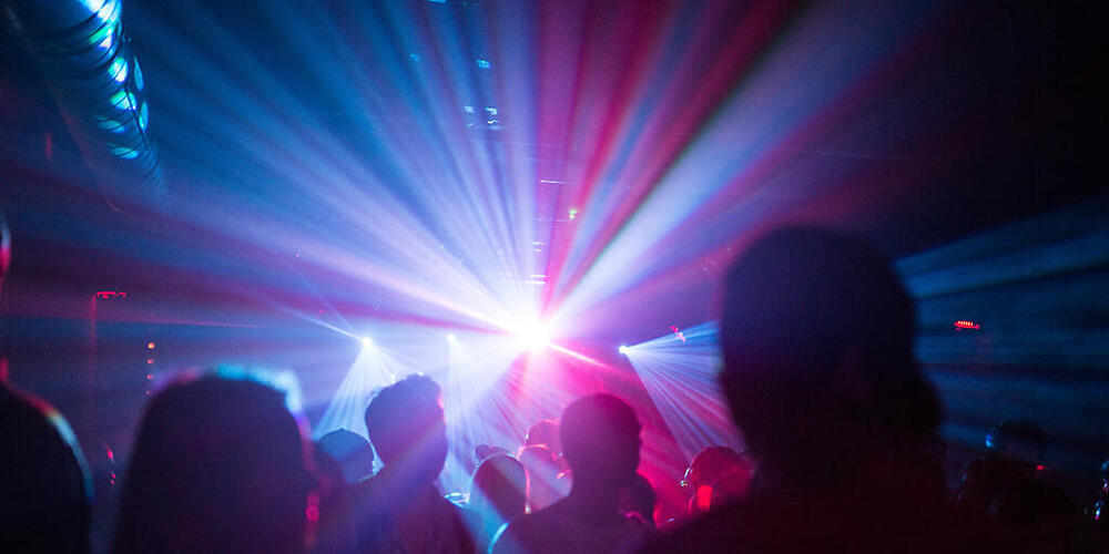 ARCHIV - Menschen tanzen in einem Club.  Mehrere Clubs in Berlin sollen für ein Pilotprojekt wieder drinnen öffnen dürfen - die Gäste sollen vorab zum PCR-Test. (Archivbild) Foto: Sophia Kembowski/dpa