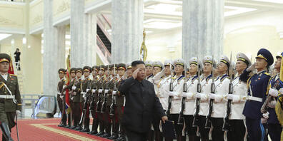 HANDOUT - Auf diesem von der nordkoreanischen Regierung zur Verfügung gestellten Foto zeigt Kim Jong Un (vorne,M), Machthaber von Nordkorea, inmitten von Befehlshaber der Streitkräfte. Foto: Uncredited/KCNA via KNS/dpa - ACHTUNG: Nur zur redaktion...