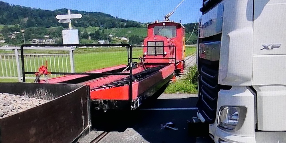 Trotz geringer Geschwindigkeiten stiess das Rheinbähnle mit einem Sattelschlepper zusammen
