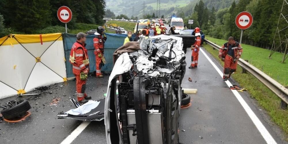 Manche der vier beteiligten Fahrzeuge wurden bei der Kollision vollständig zerstört.