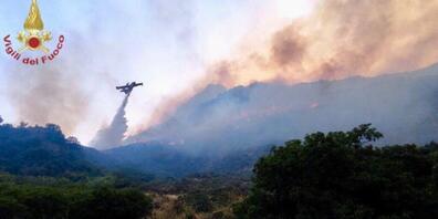 HANDOUT - Einsatzkräfte der Feuerwehr kämpfen in der Region Palermo gegen zahlreiche  Waldbrände. Foto: Vigili del Fuoco/dpa - ACHTUNG: Nur zur redaktionellen Verwendung im Zusammenhang mit der aktuellen Berichterstattung und nur mit vollständiger...