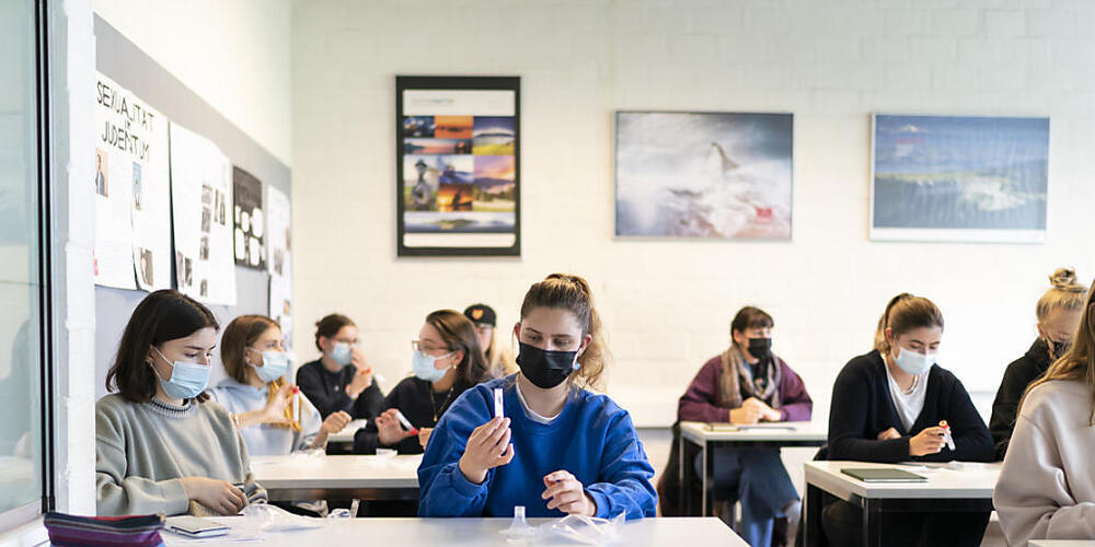 PCR-Speicheltest an einer Schule. (Symbolbild)