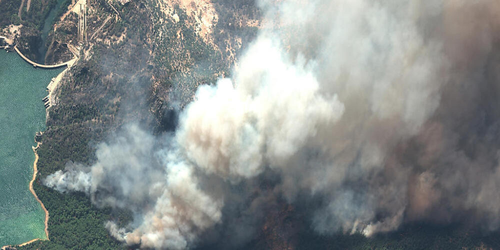 HANDOUT - Aufsteigender Rauch von Waldbränden in der Nähe des Oymapinar-Damms in der Türkei. Foto: Satellite Image ©2021 Maxar Tec/Maxar Image/AP/dpa - ACHTUNG: Nur zur redaktionellen Verwendung und nur mit vollständiger Nennung des vorstehenden C...
