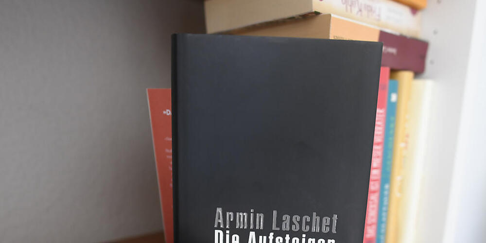 Das Buch von Armin Laschet «Die Aufsteiger Republik-Zuwanderung eine Chance» steht in einem Regal. Foto: Roberto Pfeil/dpa
