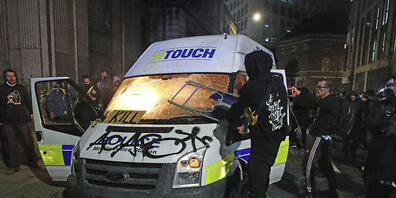 ARCHIV - Demonstranten setzen einen Polizeiwagen vor der Bridewell-Polizeistation in Brand. Der Protest richtete sich gegen ein neu verabschiedetes Polizeigesetz, das der Polizei weitreichende Befugnisse etwa bei Demonstrationen zusichert. Foto: A...