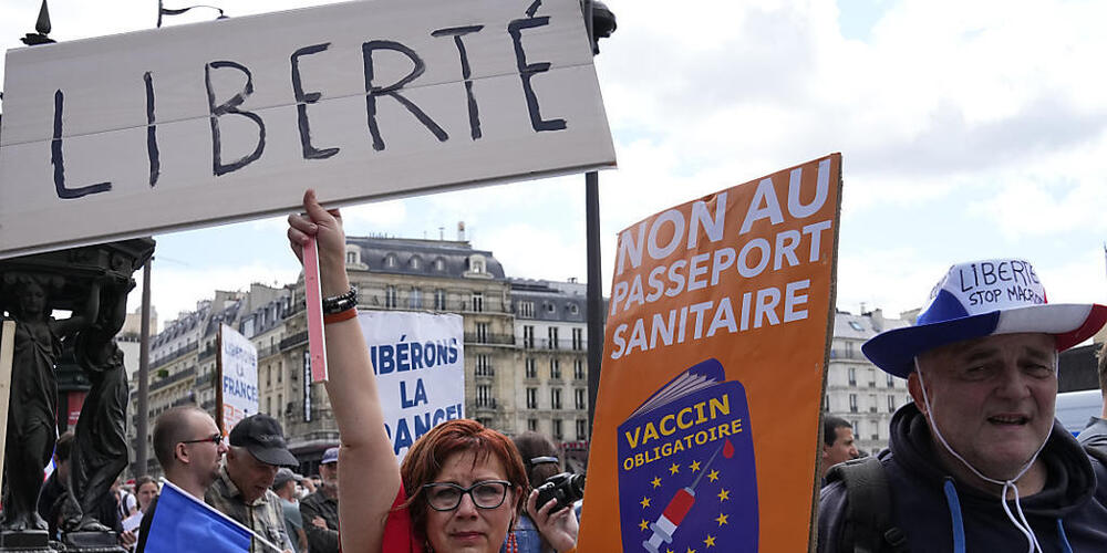 In mehreren französischen Städten protestierten Menschen gegen den COVID-19-Pass, der geimpften einen leichteren Zugang zu Veranstaltungen ermöglicht. Foto: Michel Euler/AP/dpa Foto: Michel Euler/AP/dpa