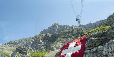 Die 80 mal 80 Meter grosse Schweizerfahne kann dieses Jahr am Säntis nicht ausgerollt werden. (Archivbild)