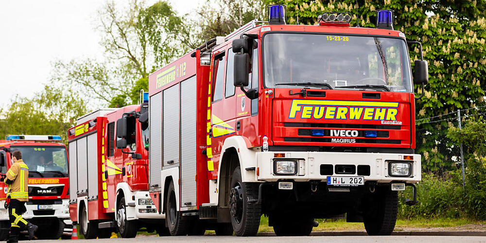 Bei einem Brand in Pieterlen BE werden nach Angaben von Alertswiss giftige Stoffe freigesetzt. Türen und Fenster sollen geschlossen bleiben.