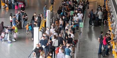 Passagiere warten auf dem Flughafen. Ab dem 1. August müssen auch Passagiere, die nach Deutschland zurückkehren, einen negativen Corona-Test vorlegen. Foto: Boris Roessler/dpa