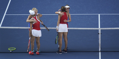 Das Schweizer Duo Bencic/Golubic gratuliert den Tschechinnen zum Sieg.