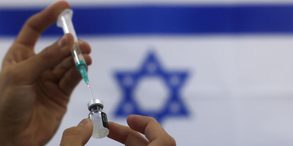 ARCHIV - Trotz guter Impfquote verschlechtert sich die Corona-Situation in Israel seit Wochen wieder. Foto: Tsafrir Abayov/AP/dpa