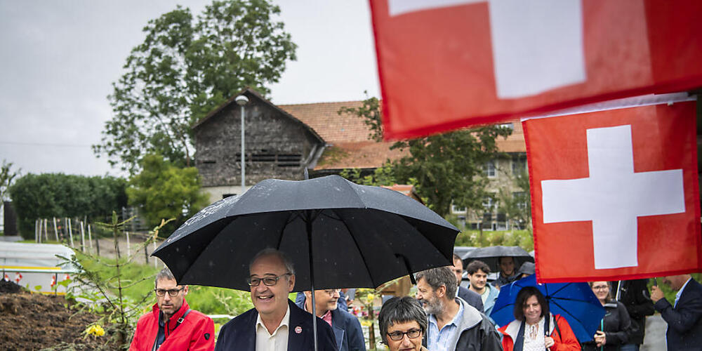 Bundespräsident Guy Parmelin mit seiner Frau Caroline beim Besuch eines Bauernhof-Brunchs am Sonntag in Bouloz FR.