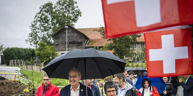 Bundespräsident Guy Parmelin mit seiner Frau Caroline beim Besuch eines Bauernhof-Brunchs am Sonntag in Bouloz FR.