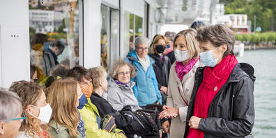 Bundesrätin Simonetta Sommaruga (rechts) auf dem Schiff zum Rütli UR im Gespräch mit geladenen Frauen.