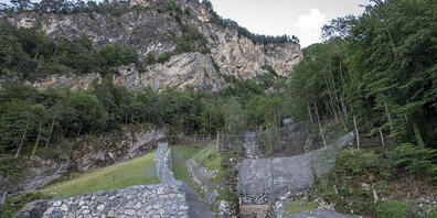 Die Polizei hat die Axenstrasse im Kanton Uri wegen Steinschlags erneut gesperrt. (Archivbild)
