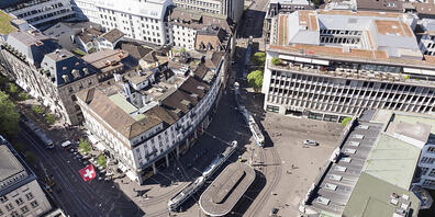 Die Schweizer Einkaufsmanager sind für die Wirtschaft positiv gestimmt. Der Einkaufsmanagerindex hat im Juli ein neues Rekordhoch erreicht. Im Bild das Zürcher Bankenzentrum Paradeplatz. (Symbolbild)