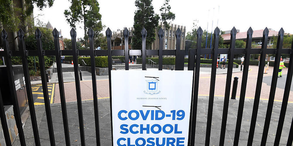 A Covid-19 closure sign on the gate of the Brisbane Grammar School, Monday, August 2, 2021. Brisbane and other SEQ local government areas are currently in lockdown due to a growing covid cluster. (AAP Image/Dan Peled) NO ARCHIVING