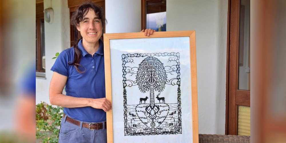 Sandra Rhyner fertigt ganze Kunstwerke an Scherenschnitten an.
