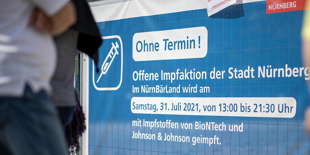 Auf einem Banner am Eingang des Freizeitparks "Nürnbärland" wird für eine Impfaktion geworben. Foto: Daniel Karmann/dpa