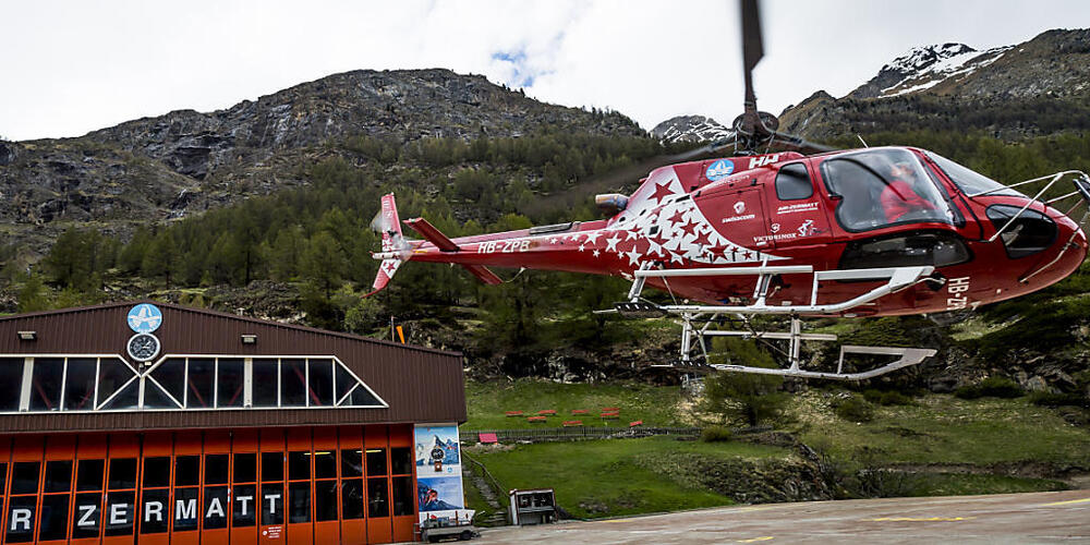Ein 30-jähriger Portugiese ist nach einem Sturz von einem Sesselbahnmasten oberhalb von Zermatt VS im Spital seinen Verletzungen erlegen. (Archivbild)
