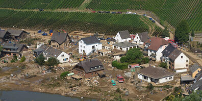 Rettungskräfte sind nach dem Hochwasser in Marienthal im Einsatz. Die Flut hatte auch hier zahlreiche Häuser zerstört (Archivbild). Foto: Thomas Frey/dpa