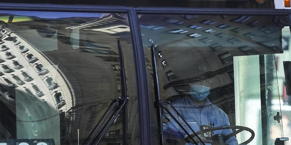 ARCHIV - Ein Busfahrer mit Mund-Nasen-Schutz fährt durch die Stadt.  Nach dem medizinischen Personal und den städtischen Mitarbeitern müssen in New York ab Anfang September 2021 auch alle Mitarbeiter der Verkehrsbetriebe entweder einen Impfnachwei...