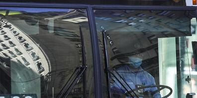 ARCHIV - Ein Busfahrer mit Mund-Nasen-Schutz fährt durch die Stadt.  Nach dem medizinischen Personal und den städtischen Mitarbeitern müssen in New York ab Anfang September 2021 auch alle Mitarbeiter der Verkehrsbetriebe entweder einen Impfnachwei...