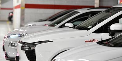 Gemäss einer Umfrage sind 70 Prozent der Schweizer Wohnbevölkerung dafür, dass der CO2-Ausstoss reduziert wird. Vor allem bei der Reduktion des privaten Autoverkehrs sehen die meisten Sparpotenzial: etwa durch Elektroautos, Carsharing oder Zuschüs...