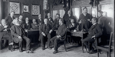 Der Verein offenbarte sich als Plattform des wissenschaftlichen Austausches, aber auch als Bühne für persönliche Profilierung und soziale Abgrenzung. Er war das Medium, in dem sich bürgerliche Lebensstile, Werte und Normen verfestigten. Im Gruppenporträt des Vereins «Donnerstagia» zeigen sich die Männer von Welt. Foto von Otto Rietmann zwischen 1897 und 1905. Rara Kantonsbibliothek Vadiana VSRG 73442