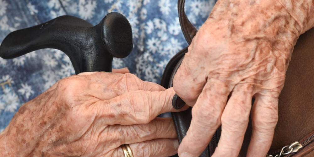 ARCHIV - Eine 100 Jahre alte Frau nestelt während eines Pressegesprächs am Rande des Deutschen Seniorentags an ihrer Handtasche. Die Zahl der Hochbetagten in Deutschland hat einen Höchststand erreicht. 2020 waren laut Statistischem Bundesamt 20 46...