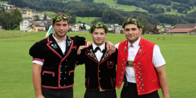 Die drei Rheintaler Kranzschwinger vom Kantonalen Schwingfest in Kaltbrunn: Janosch Kobler, Dean Burch und Fabian Ulmann