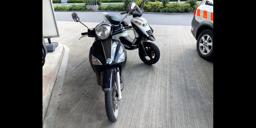 Diese beiden Roller wurden bei den Bahnhöfen Näfels und Glarus von zwei Jugendlichen entwendet.