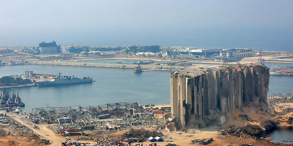 ARCHIV - Die Trümmer eines Getreidesilos (r) sind am Hafen zu sehen. Bei der verheerenden Detonation am 04.08.2020 kamen mehr als 190 Menschen ums Leben, mehr als 6000 wurden verletzt. Foto: Marwan Naamani/dpa