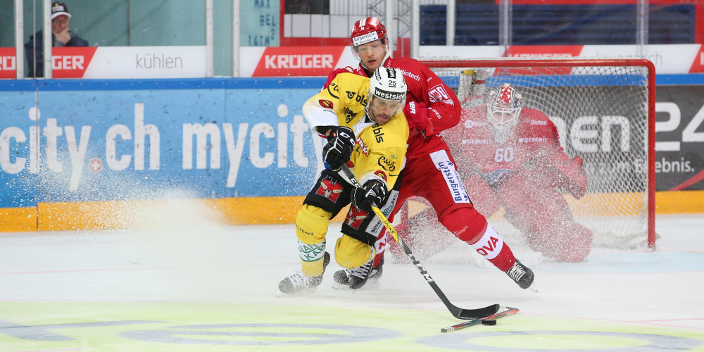 Casey Wellman und Melvin Nyffeler (SCRJ) gegen Andrew Ebbett (Bern), Foto: Thomas Oswald.