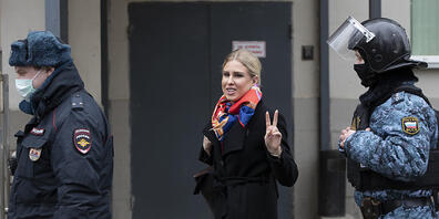 ARCHIV - Ljubow Sobol, Mitglied der russischen Opposition, wird von Sicherheitskräften zu einem Moskauer Gericht begleitet. Foto: Pavel Golovkin/AP/dpa