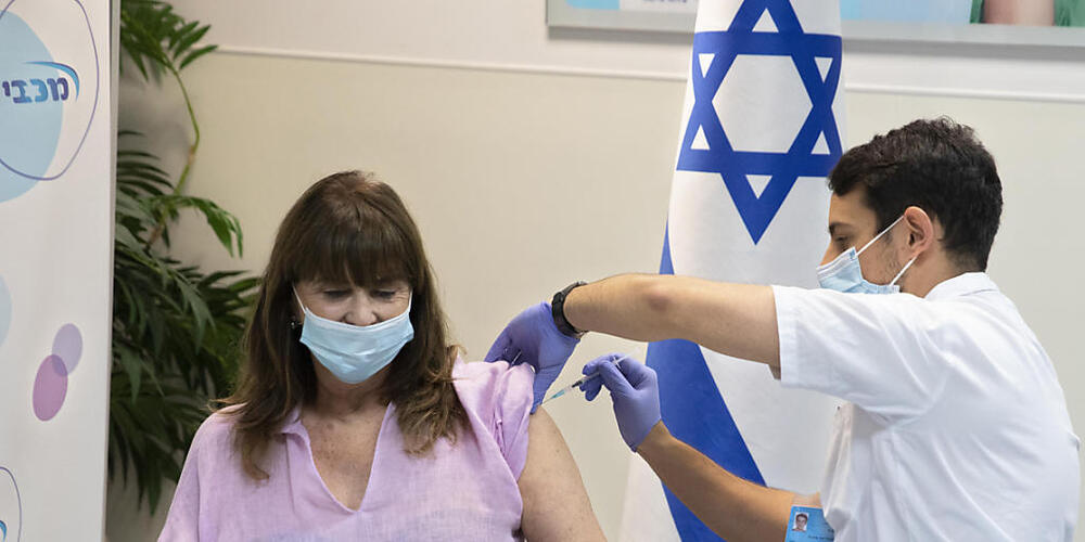 Eine Frau erhält ihre dritte Impfung mit dem Corona-Impfstoff von Pfizer-BioNTech. Foto: Sebastian Scheiner/AP/dpa