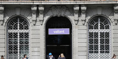 Der Eingang und das Logo der Valiant Bank bei der Filiale auf dem Bundesplatz. Im Zuge der Expansionsstrategie bis 2024 will das Geldhaus 14 neue Filialen eröffnen. (Archivbild)