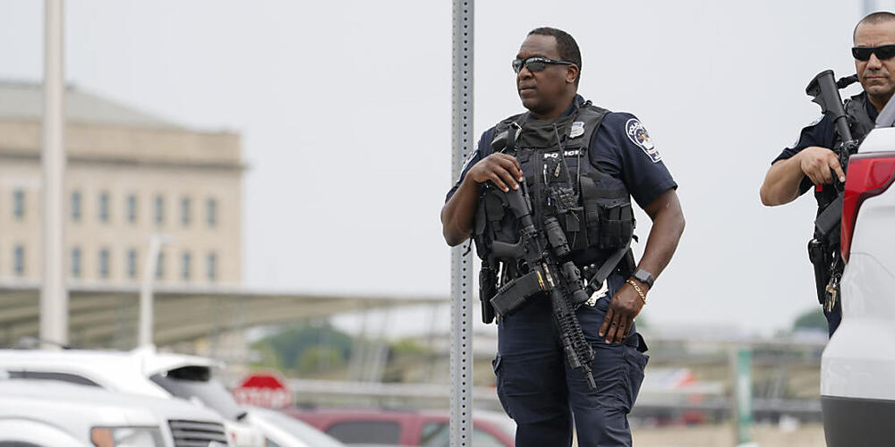 Bewaffnete Polizeibeamte stehen in der Nähe einer Metrostation unweit des Pentagons. Bei einem Schusswechsel am US-Verteidigungsministerium wurde am Dienstag laut Angaben des Leiters der Pentagon-Polizei ein Polizist getötet. Mehrere Personen seie...