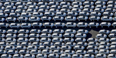 Die deutschen Konsumenten haben wieder weniger Lust, neue Autos zu kaufen: nach vier Monaten mit kräfigem Wachstum sind die Neuzulassungen im Juli wieder eingebrochen.