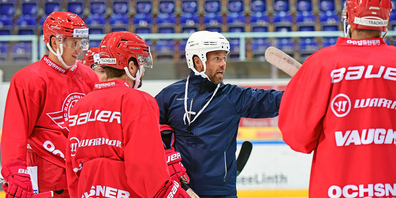 Hat das Kommando übernommen: SCRJ-Trainer Stefan Hedlund erteilt seinen Spielern Anweisungen.
