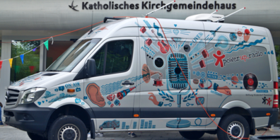 In Nullkommanichts steht ein modernes Radiostudio vor dem katholischen Kirchgemeindehaus Jona.