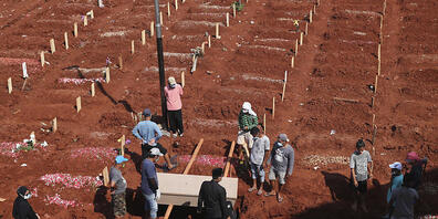 Die Zahl der Todesopfer in Verbindung mit Covid-19 hat in Indonesien die Marke von 100 000 überschritten. Foto: Tatan Syuflana/AP/dpa Foto: Tatan Syuflana/AP/dpa