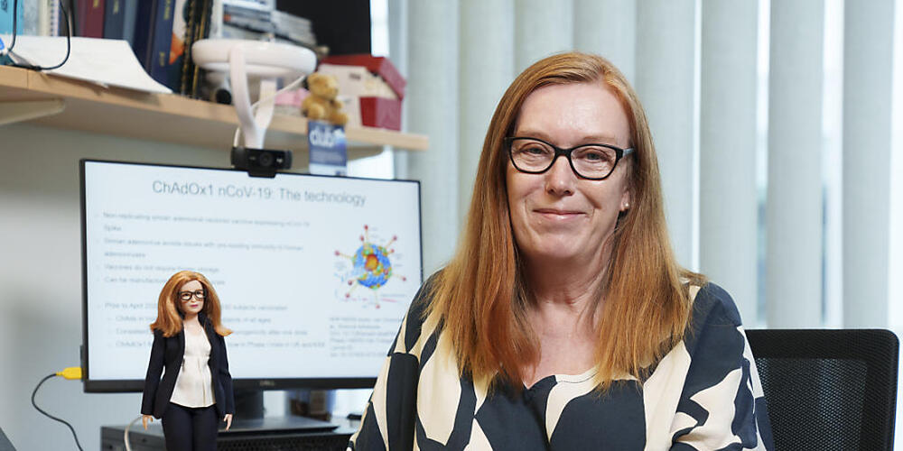 HANDOUT - Der Spielzeug-Hersteller Mattel hat eine neue Puppe zu Ehren der Impfstoff-Entwicklerin Sarah Gilbert aus Oxford entwickelt. Foto: Andy Paradise/Mattel/PA Media/dpa Foto: Andy Paradise/Mattel/PA Media/dpa - ACHTUNG: Nur zur redaktionelle...