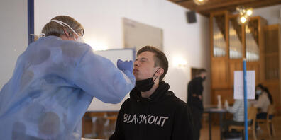Ein Schüler unterzieht sich einem PCR-Test an einer Mittelschule (Archivbild)