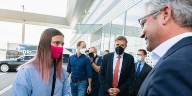 HANDOUT - Kristina Timanowskaja, belarussische Sportlerin, und Magnus Brunner (ÖVP), Staatssekretär im Bundesministerium für Klimaschutz, am Flughafen Wien-Schwechat. Timanowskaja ist am Nachmittag von Tokio kommend in Wien eingetroffen. Foto: Flo...