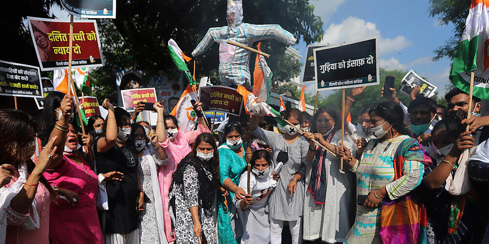 Nachdem ein neunjähriges Mädchen in Indien mutmaßlich Opfer einer Gruppenvergewaltigung geworden ist, haben mehr als hundert Menschen auf den Straßen der Hauptstadt protestiert. Die Regierung kündigte eine Untersuchung an. Foto: Amarjeet Kumar Sin...