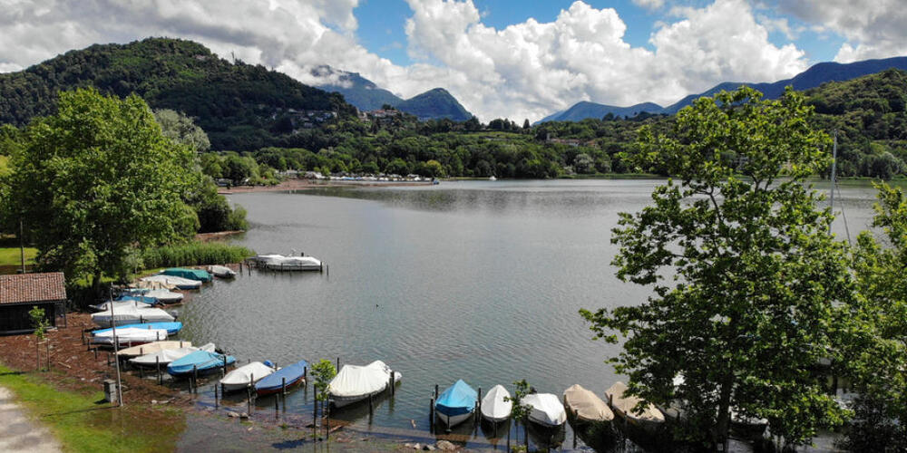 Das überschwemmte Pier von Agno am Luganersee Anfang Juni. Von Hochwasser gefährdete Gebiete wie das Tessin scheinen als Siedlungsräume besonders beliebt zu sein. Jedenfalls weist eine neue Studie nach, dass weltweit die Bevölkerung in Flutgebiete...